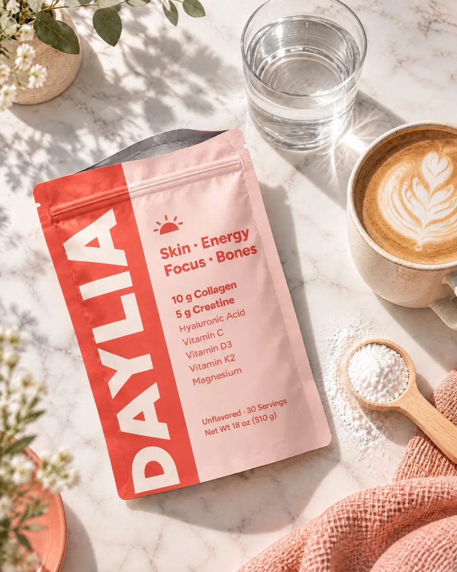 Daylia with a scoop, a glass of water and a latte